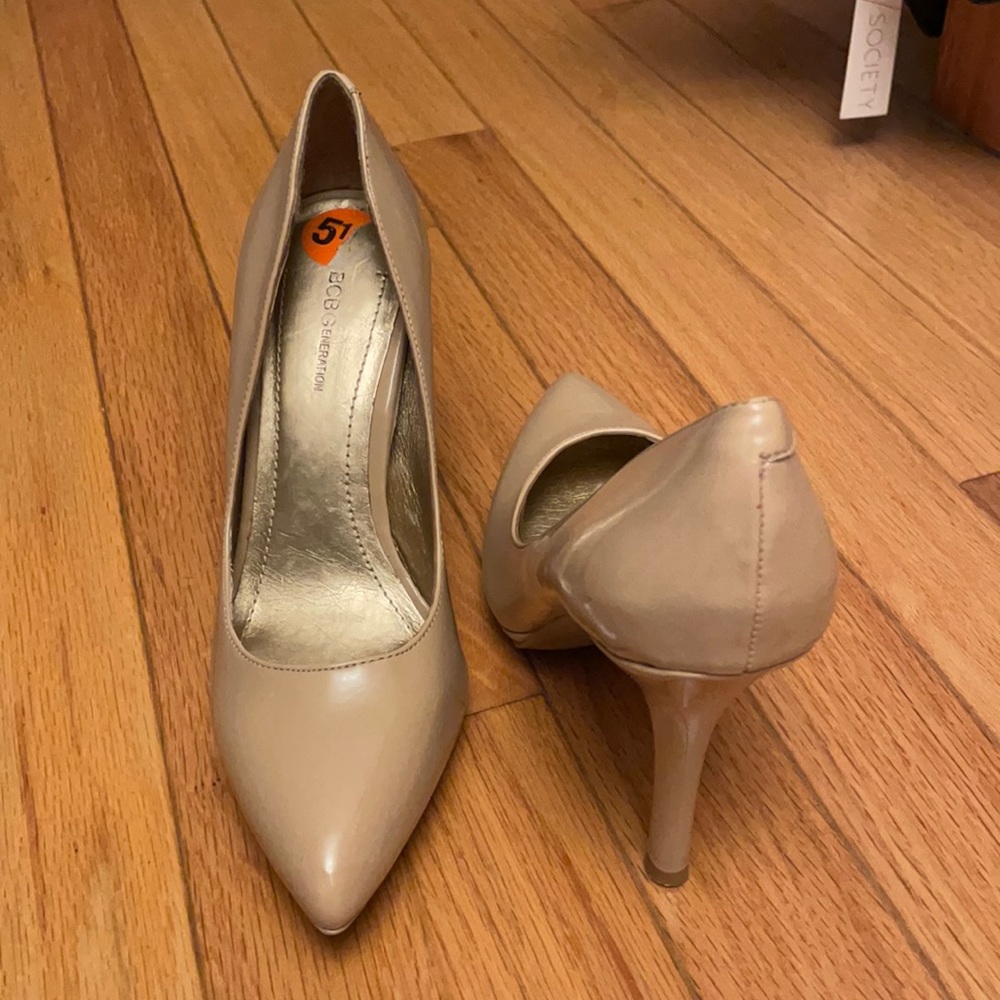 nude bcbg pumps